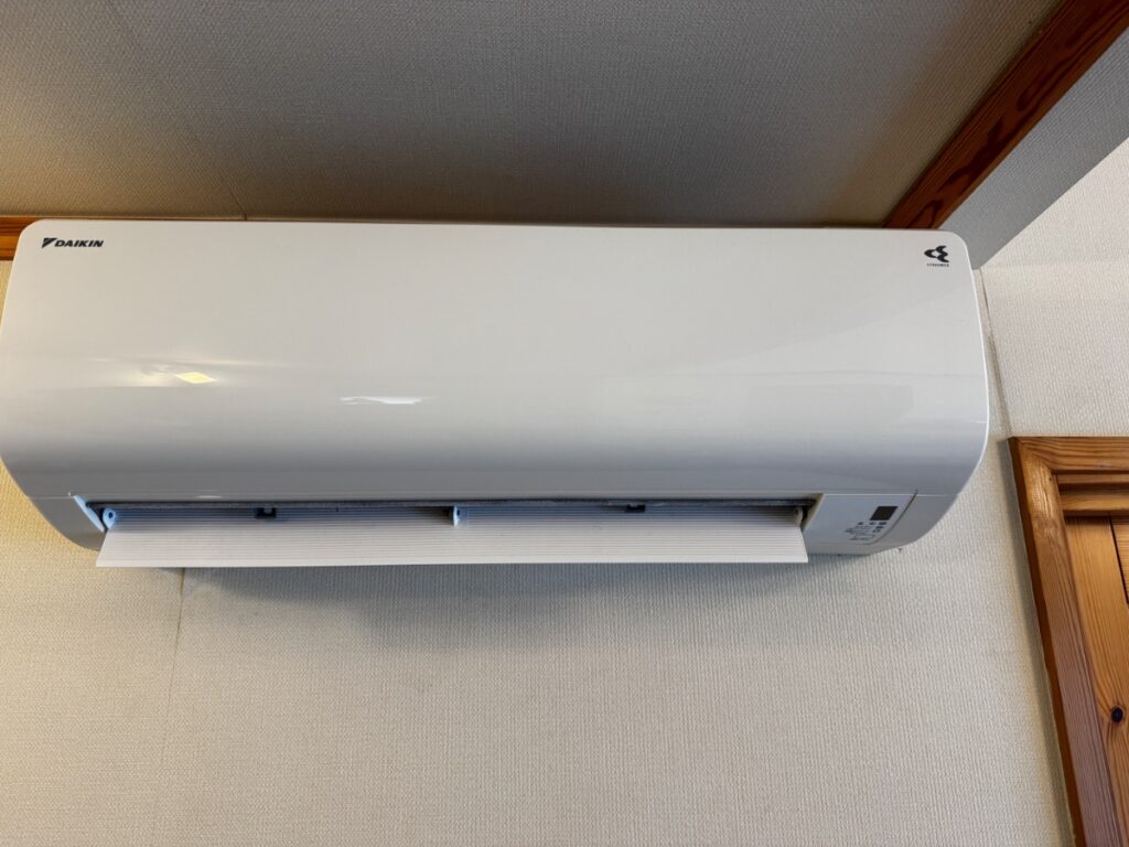 世田谷区 | 毎年の簡易洗浄でも残った熱交換器とドレンパンの汚れ｜ダイキン C50RTCXV-Wの完全分解洗浄事例のアイキャッチ画像