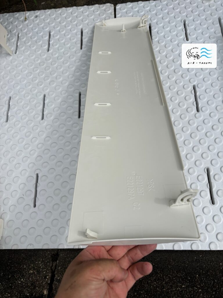 洗浄前のパナソニックエアコン CS-M282C2-W の前面パネル
