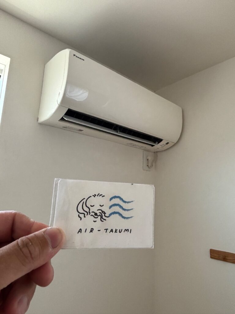 あま市 | エアコンのカビ臭とバケツ3杯の黒い排水｜ダイキンF22VTES-Wの完全分解洗浄事例のアイキャッチ画像