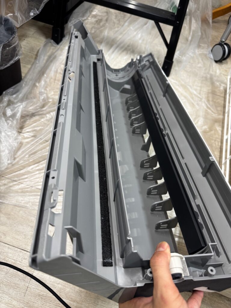 洗浄後のダイキンエアコン F22ZTES-W のケーシング