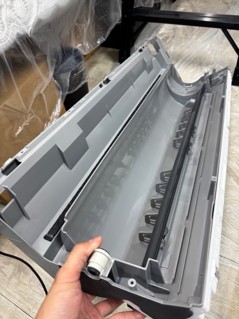 洗浄後のダイキンエアコン F22ZTES-W のケーシング