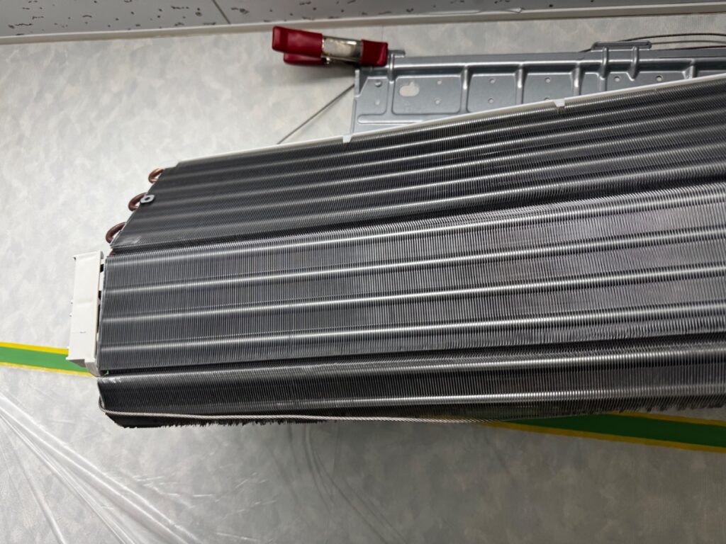 洗浄後のダイキンエアコン F22ZTES-W の熱交換器