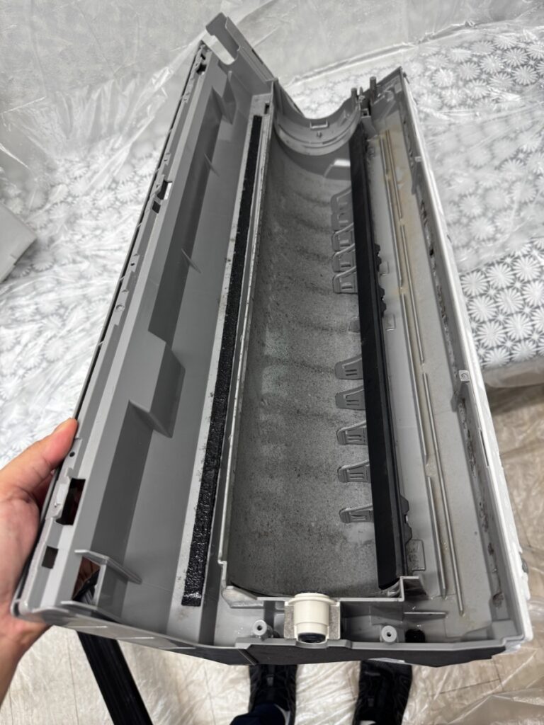 洗浄前のダイキンエアコン F22ZTES-W のケーシング