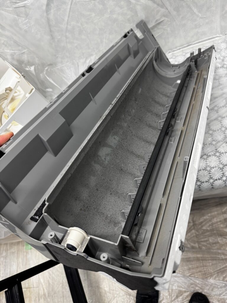 洗浄前のダイキンエアコン F22ZTES-W のケーシング