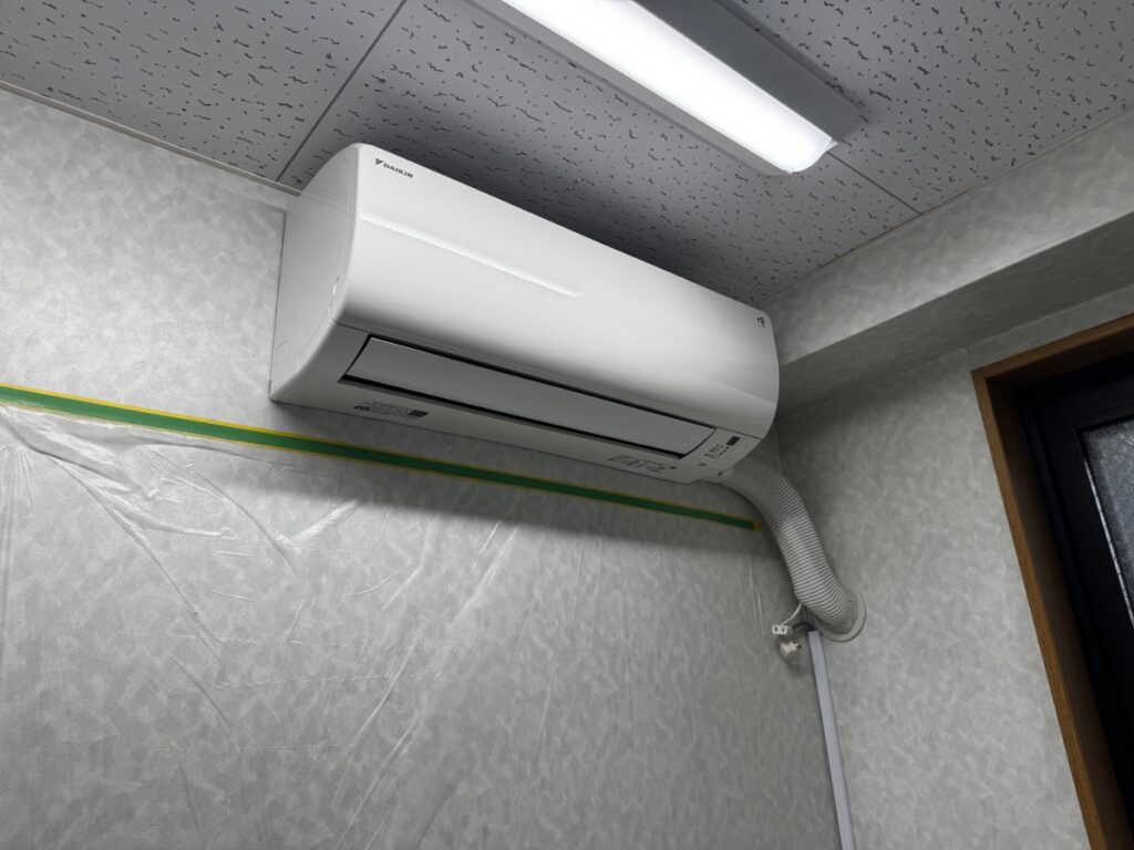 三鷹市 | 4年目でも黒くなっていた送風ファン｜ダイキンF22ZTES-Wの完全分解洗浄事例のアイキャッチ画像
