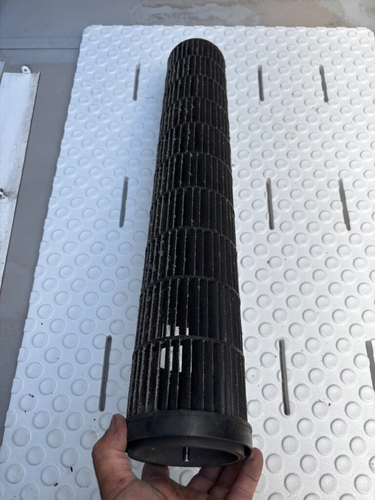 洗浄前のダイキンエアコン F28STES-W の送風ファン