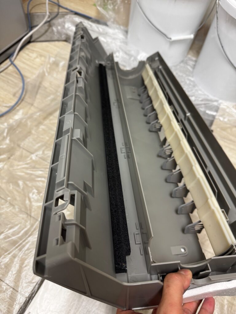 洗浄後のダイキンエアコン F50PTEV-W のケーシング