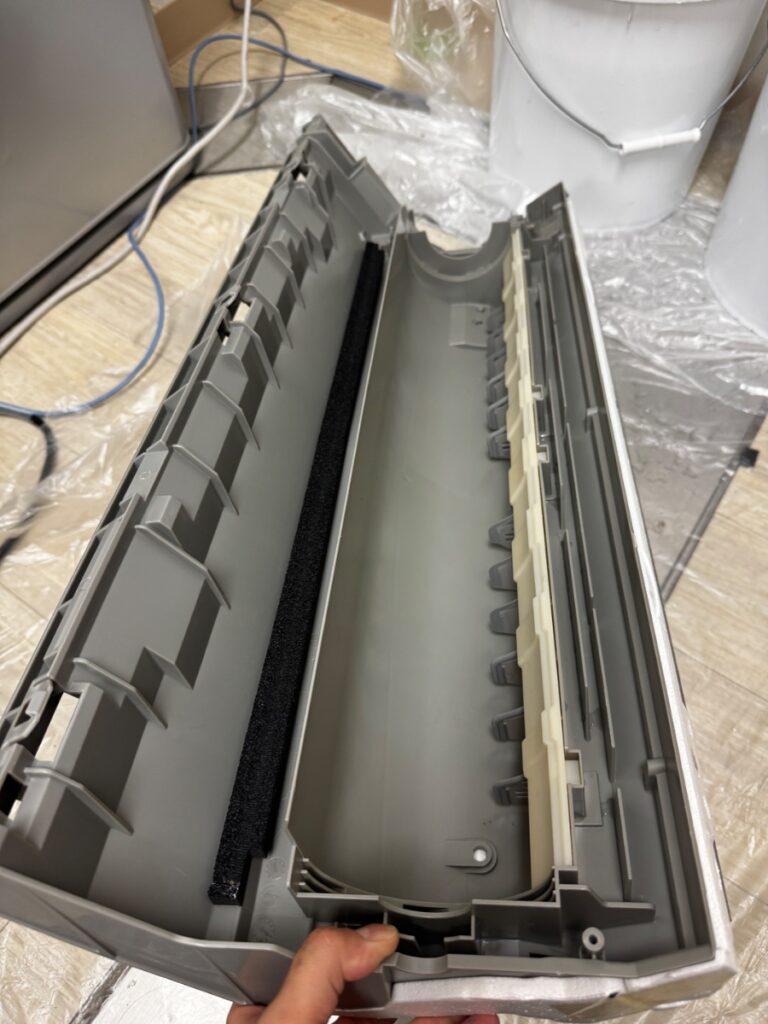 洗浄後のダイキンエアコン F50PTEV-W のケーシング
