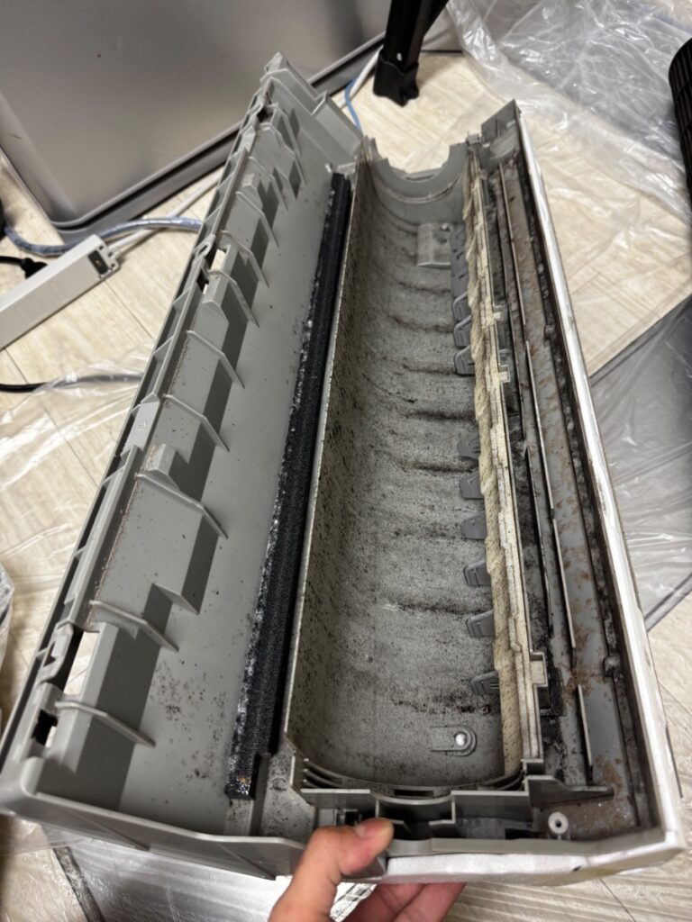 洗浄前のダイキンエアコン F50PTEV-W のケーシング