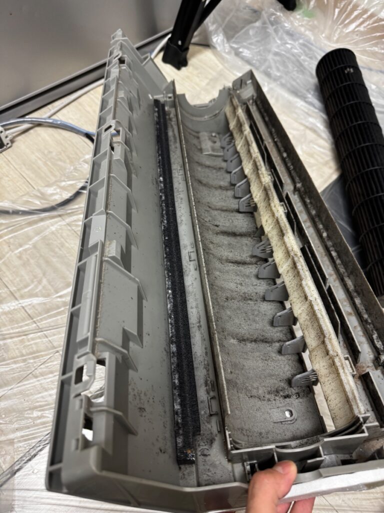 洗浄前のダイキンエアコン F50PTEV-W のケーシング