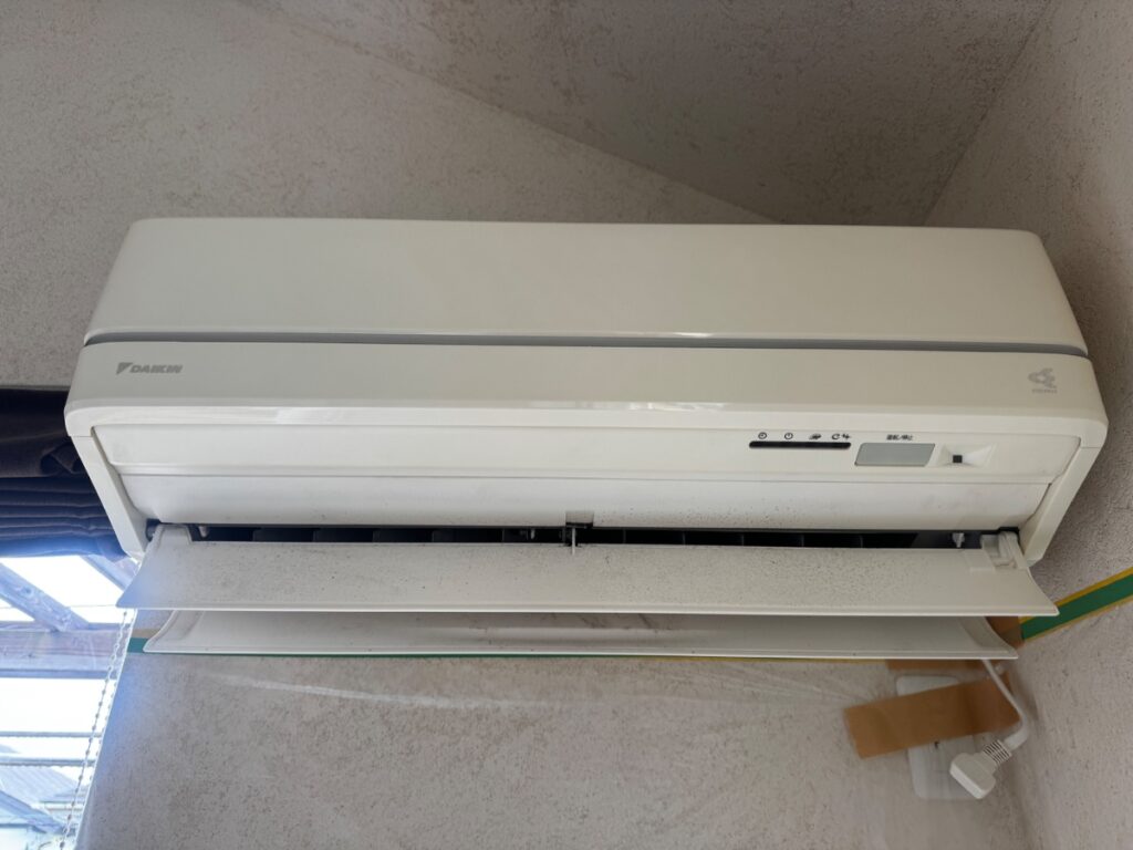 川崎市多摩区 | ドレンパンのゼリー状の汚れと足りないネジ｜ダイキンF71TTRXP-Wの完全分解洗浄事例のアイキャッチ画像