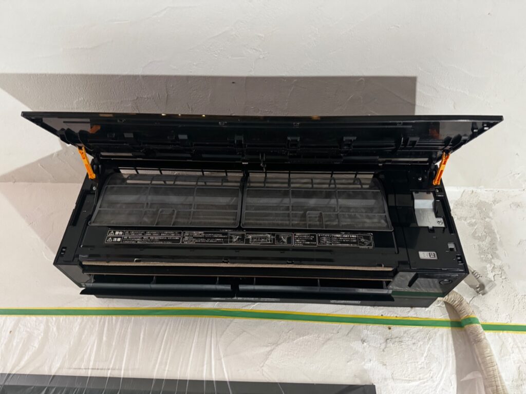 小金井市 | 霧ヶ峰で2度洗っても臭いエアコン｜三菱電機MSZ-FL5618S-Kの完全分解洗浄事例のアイキャッチ画像