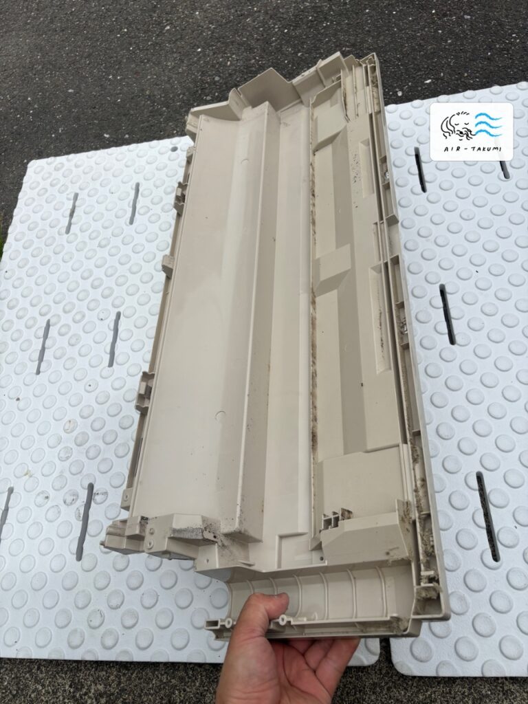 洗浄前の三菱電機エアコン MSZ-ZXV715S-T のケーシング