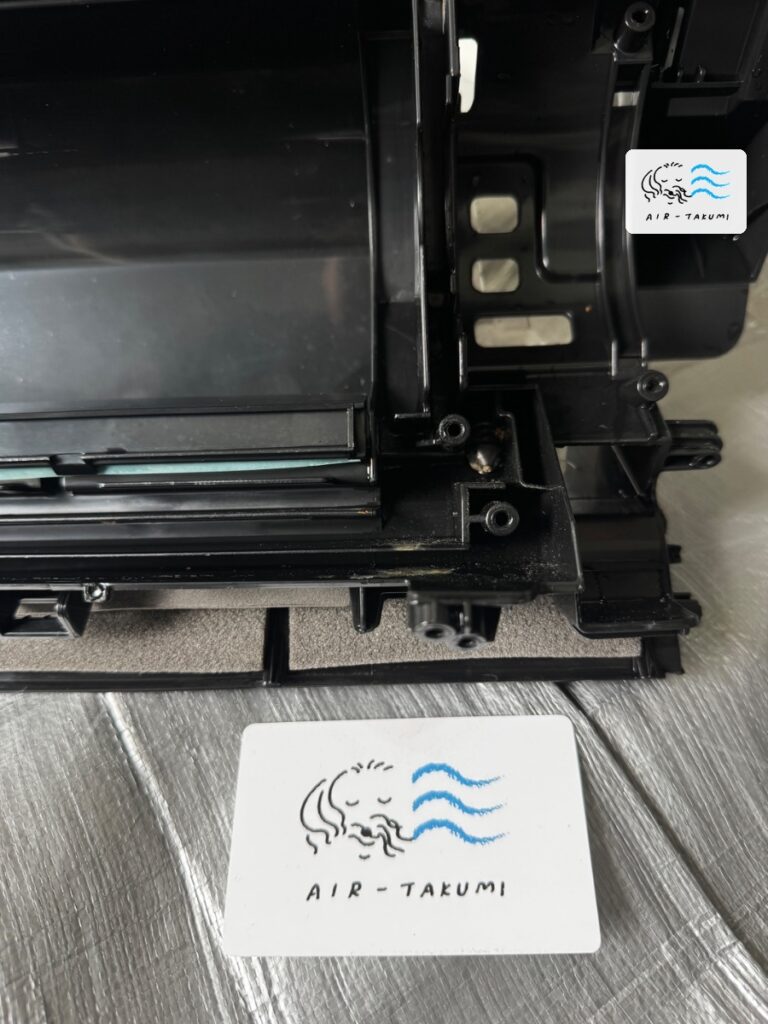 洗浄後の東芝エアコン RAS-2819T(W) のケーシング
