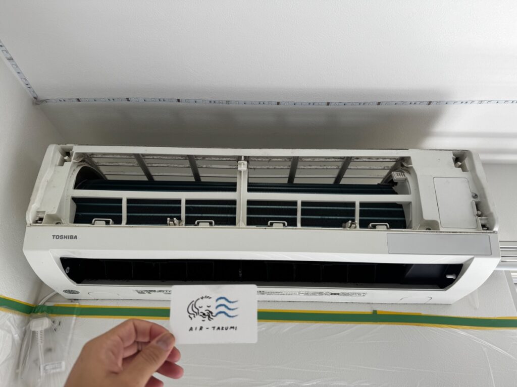 世田谷区 | 前週に続く2日目、6年目で初めて開けたエアコン｜東芝 RAS-2819T(W)の完全分解洗浄事例のアイキャッチ画像