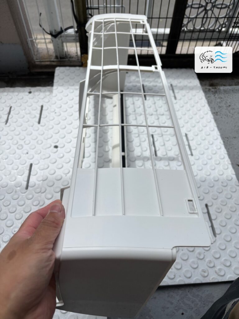 洗浄後の日立エアコン RAS-A28D(W) のケーシング