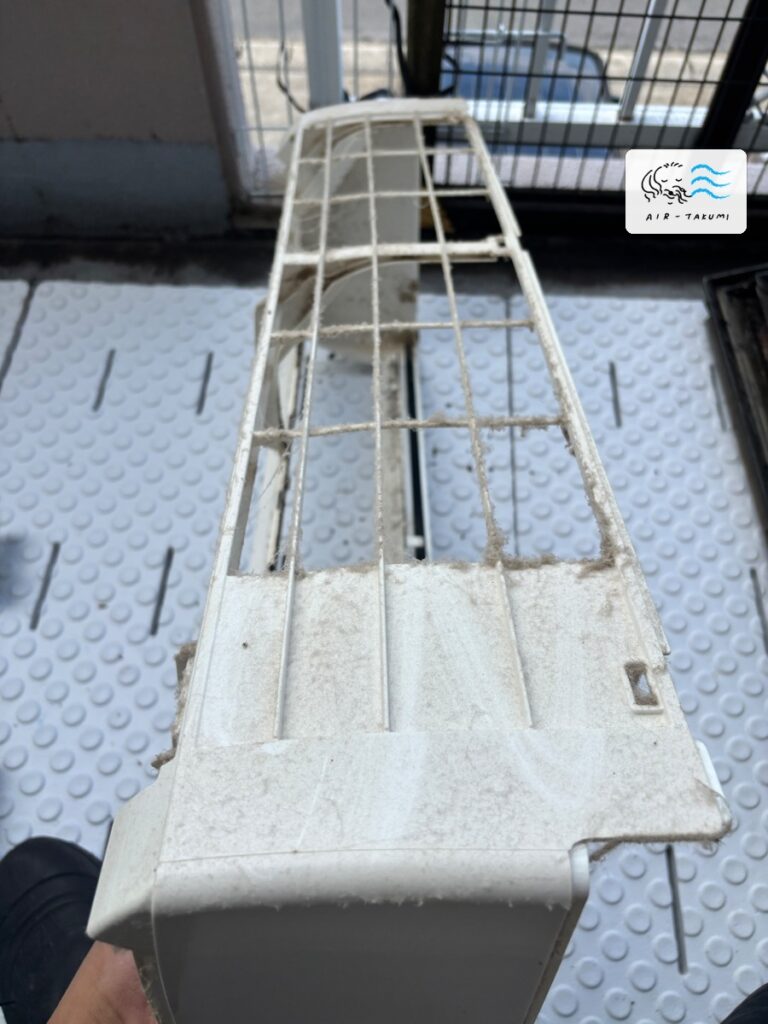 洗浄前の日立エアコン RAS-A28D(W) のケーシング
