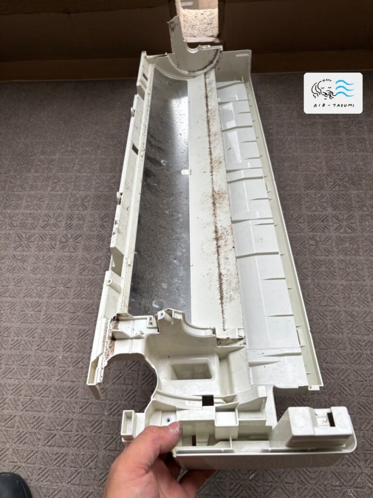 洗浄前の日立エアコン RAS-KW40G2(W) のドレンパン