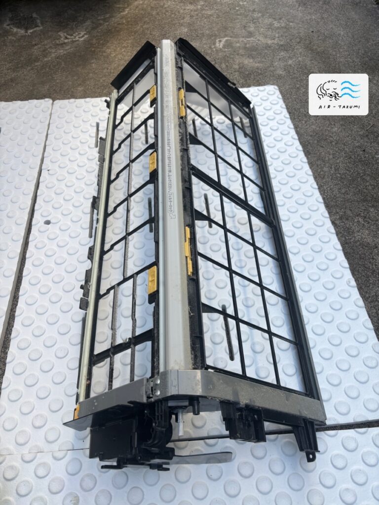 洗浄前の日立エアコン RAS-S22L(W) のフィルター
