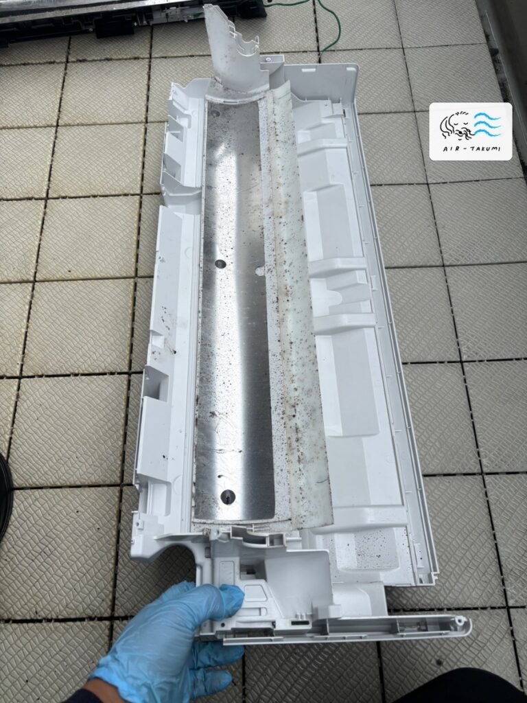 洗浄前の日立エアコン RAS-ZJ25N(W) のドレンパン