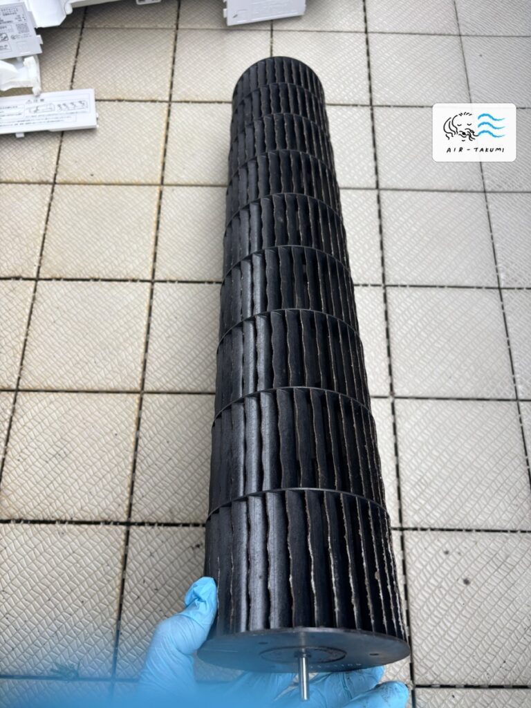 洗浄前の日立エアコン RAS-ZJ25N(W) の送風ファン
