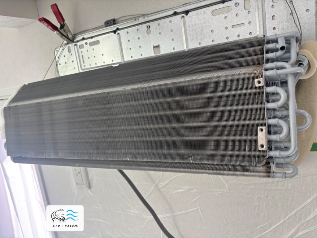 洗浄前の長府製作所エアコン RAY-4042X(K)(E1)-IJ の熱交換器