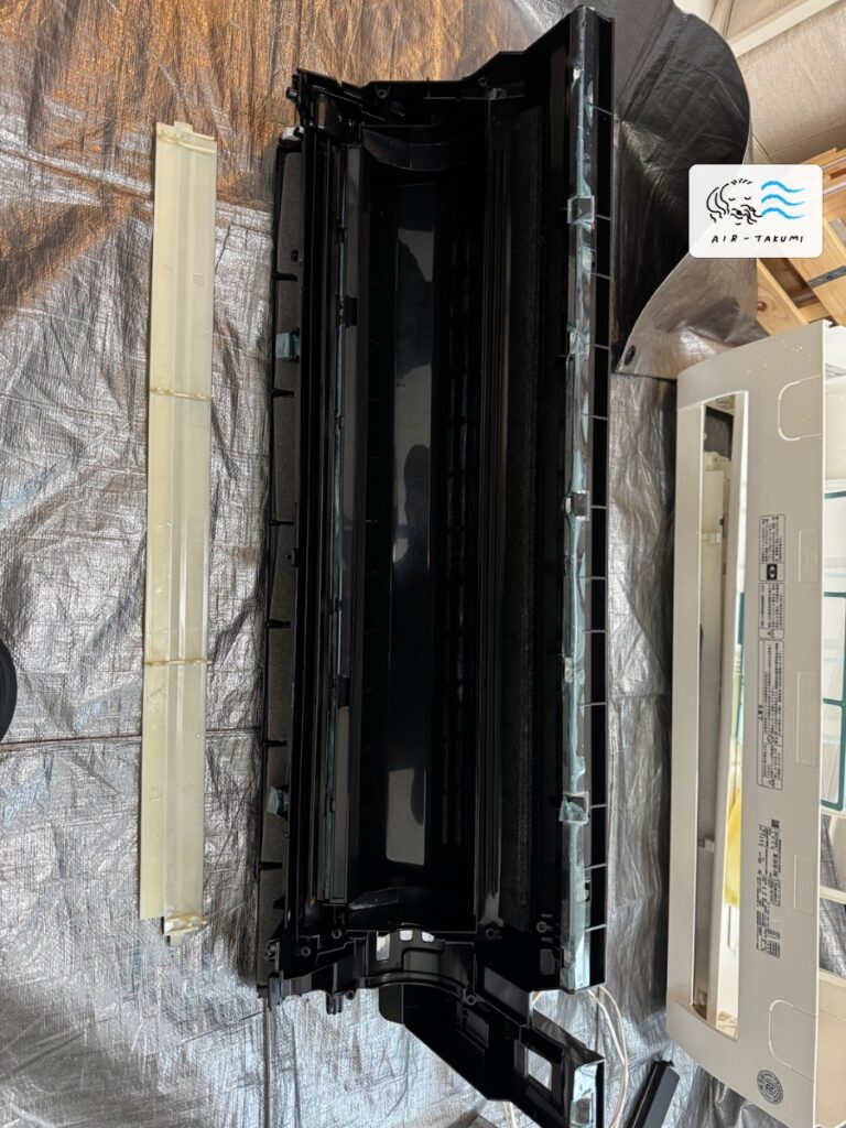洗浄後の東芝エアコン RAS-2519T(W) の取り外した部品