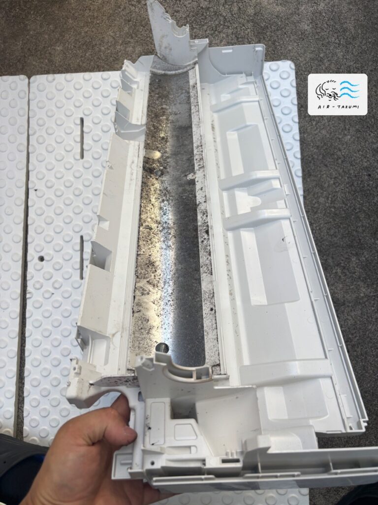 洗浄前の日立エアコン RAS-S22L(W) のドレンパン